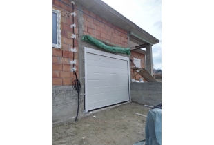 Bela garažna vrata Klasik